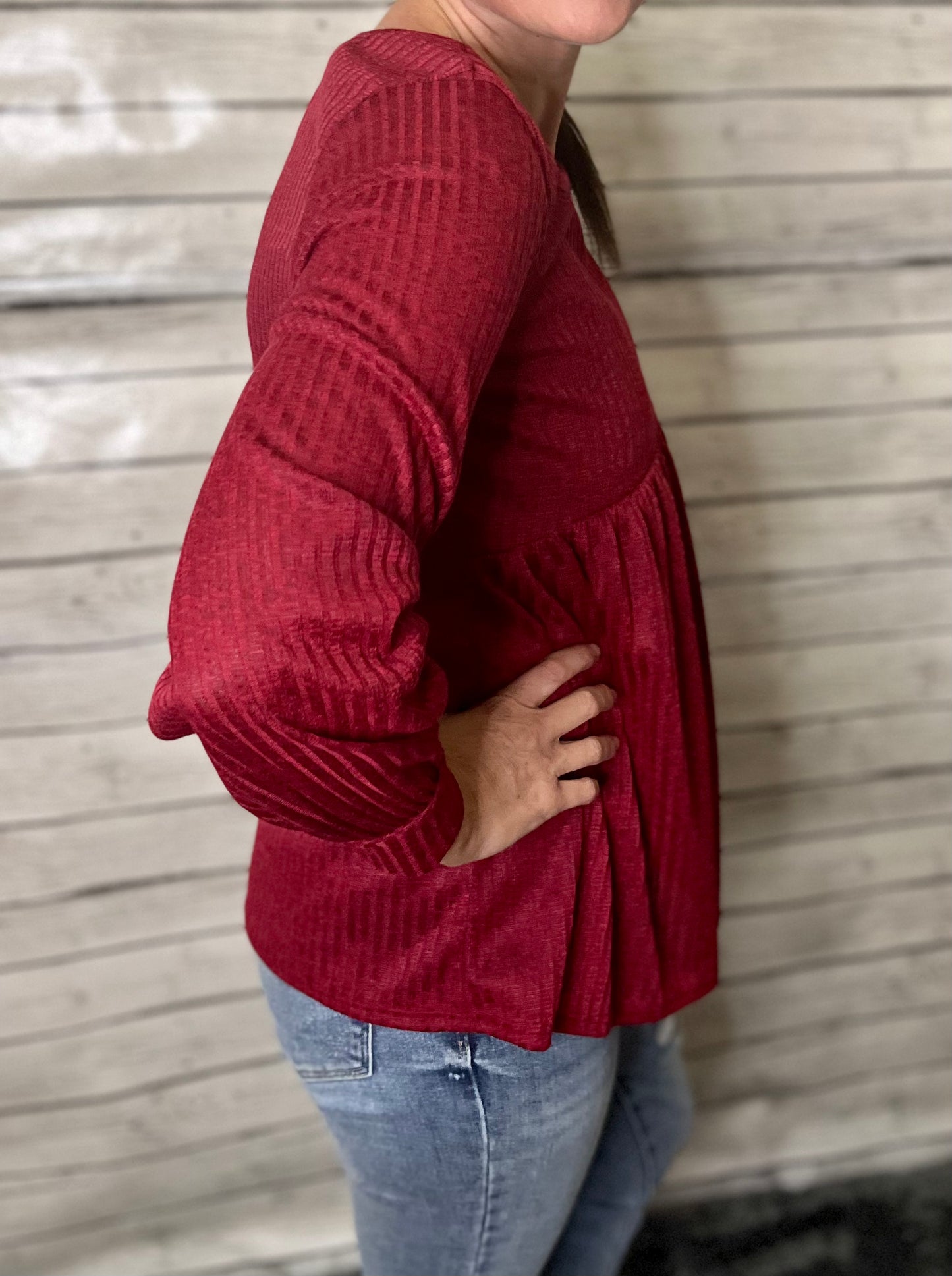 BURGUNDY TWO TONE RIB BABYDOLL BUBBLE SLEEVE TOP